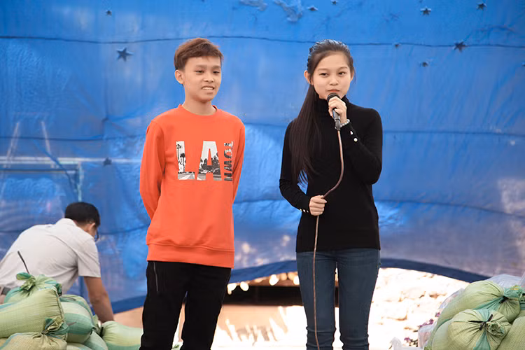 Mới đây, quán quân Hồ Văn Cường cùng Tuyết Nhung tham gia một chuyến từ thiện tại ấp Tây Kim, xã Gia Kiệm, huyện Thống Nhất, Đồng Nai.