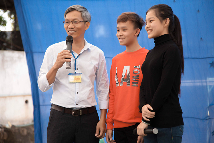 2 người con nuôi của nữ ca sĩ Phi Nhung diện trang phục giản dị trao quà ngày cận Tết.