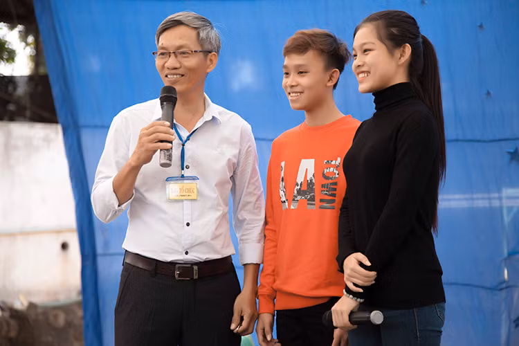 2 người con nuôi của nữ ca sĩ Phi Nhung diện trang phục giản dị trao quà ngày cận Tết.