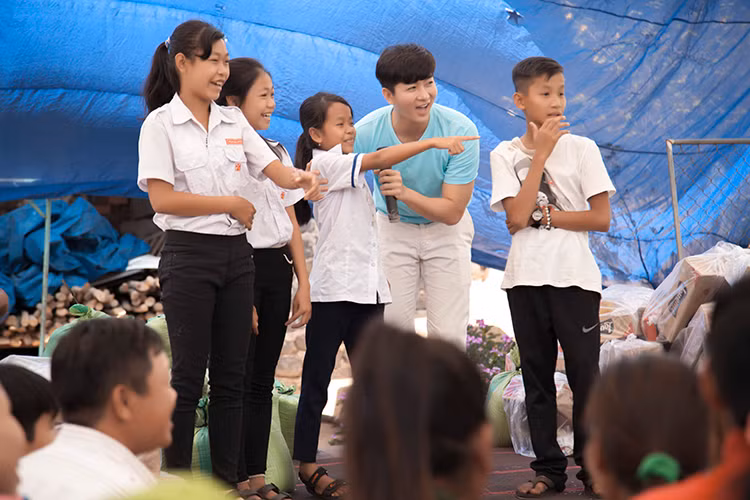 Ngoài Hồ Văn Cường và Tuyết Nhung, chuyến đi từ thiện còn có sự góp mặt của MC Nam Hee, Hoa hậu Hoàn vũ nhí 2018 Lan Vy.