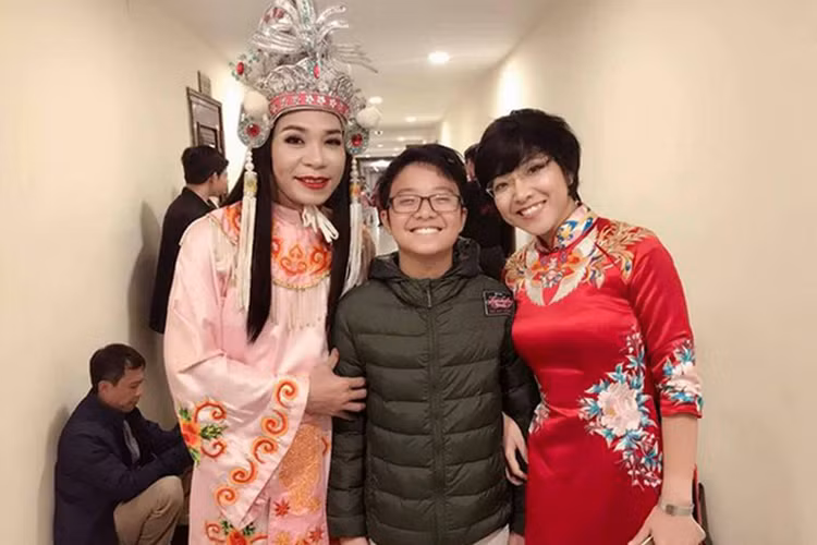 Nữ MC "Gặp nhau cuối tuần" chia sẻ cách chăm con với chồng cũ và dành cảm tình cho bạn gái của chồng cũ. Ảnh: Vietnamnet