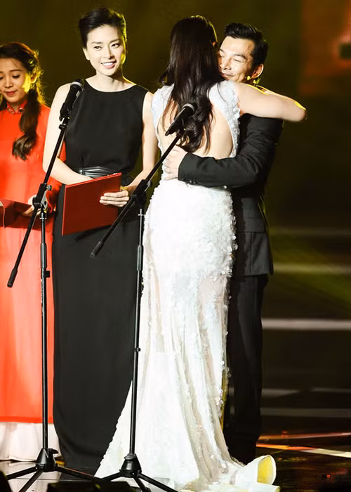 Hình ảnh nữ diễn viên phim "Hương ga" chia sẻ niềm vui đoạt giải Cánh diều vàng 2014 với Trần Bảo Sơn. Ảnh: VTV