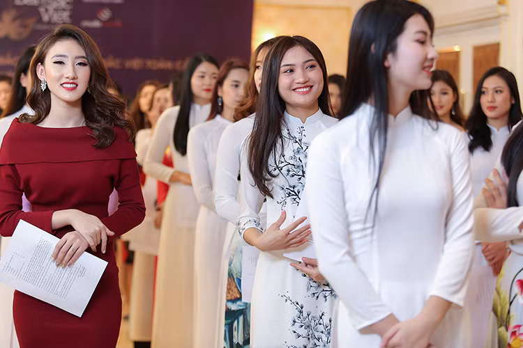 Dàn người đẹp cùng nhau khoe nhan sắc trẻ trung.