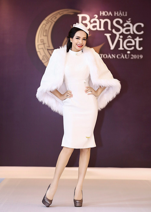 Thúy Hạnh chọn phong cách cổ điển với đầm trắng và mũ sang trọng.