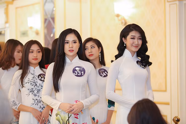 Huyền Trang từng lọt top 5 Hoa hậu Đại dương 2017, Á hoàng 2 Nữ hoàng Trang sức Việt Nam 2015, Người đẹp thời trang của cuộc thi Duyên dáng Việt Nam 2018.