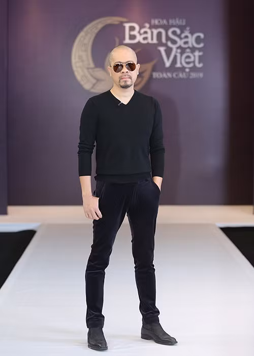 NTK Đức Hùng diện cây đen làm giám khảo.