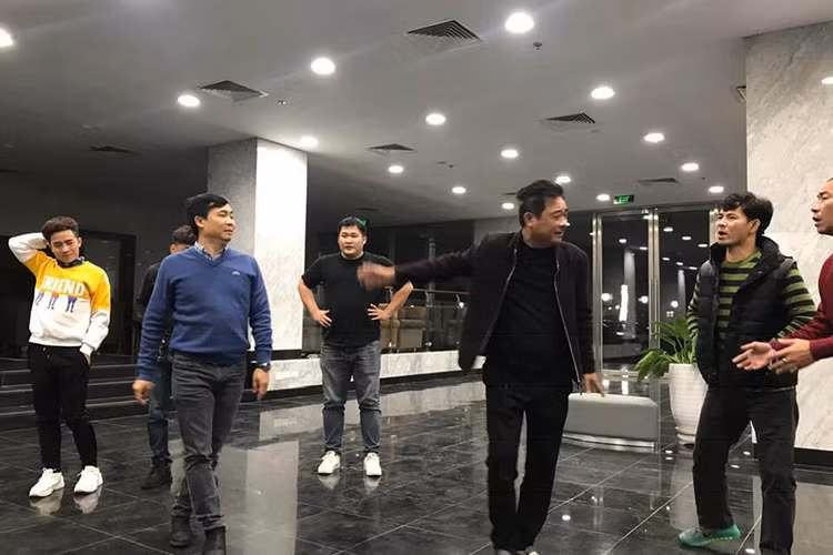 Một cảnh diễn thử có sự góp mặt của các nghệ sĩ Công Lý, Xuân Bắc, Quốc Khánh cùng các gương mặt trẻ như Đỗ Duy Nam, Lưu Mạnh Dũng.