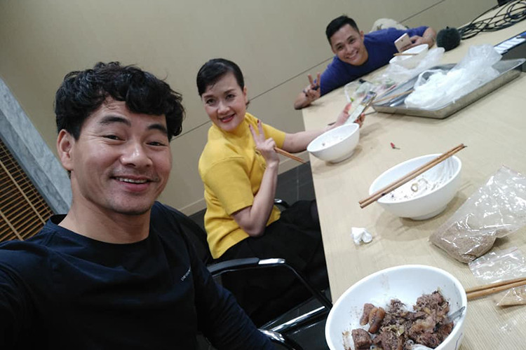 Xuân Bắc tiết lộ món ăn do Quang Thắng đích thân nấu và mang đến cho các đồng nghiệp trong một buổi tập Táo quân.