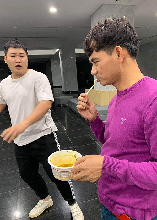 Nghệ sĩ Xuân Bắc ăn vội mì cốc để có thêm thời gian tập luyện.