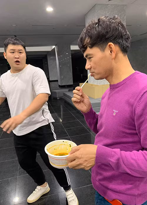 Nghệ sĩ Xuân Bắc ăn vội mì cốc để có thêm thời gian tập luyện.