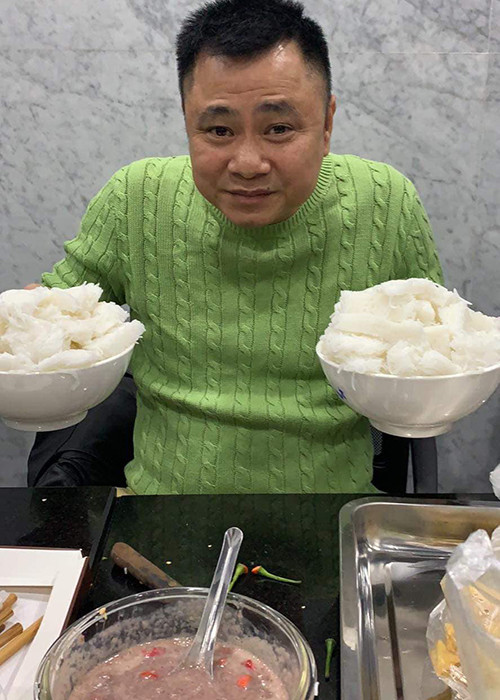 Do tập luyện từ tối muộn đến sáng hôm sau nên các nghệ sĩ ăn ngủ nghỉ luôn ngay ở hậu trường.