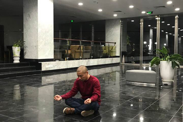 Hình ảnh Công Lý dường như ngồi thiền gây được sự chú ý.