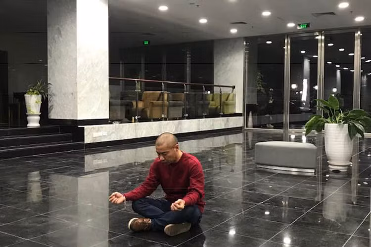 Hình ảnh Công Lý dường như ngồi thiền gây được sự chú ý.