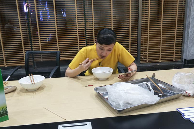 Hình ảnh nghệ sĩ Vân Dung tranh thủ ăn khuya.