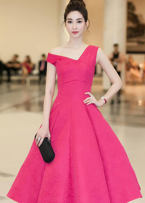 Sau khi sinh con, Hoa hậu Thu Thảo nhanh chóng lấy lại vóc dáng như thời còn con gái.