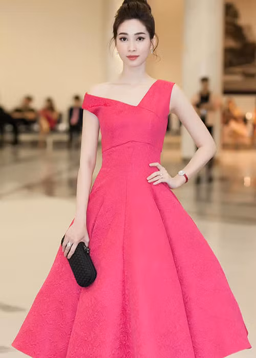 Sau khi sinh con, Hoa hậu Thu Thảo nhanh chóng lấy lại vóc dáng như thời còn con gái.