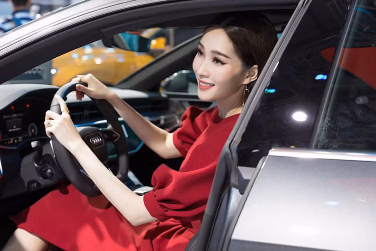 Khi được bạn bè gọi bằng biệt danh “Thần tiên tỷ tỷ”, Thu Thảo tỏ ra khá ngại ngùng.