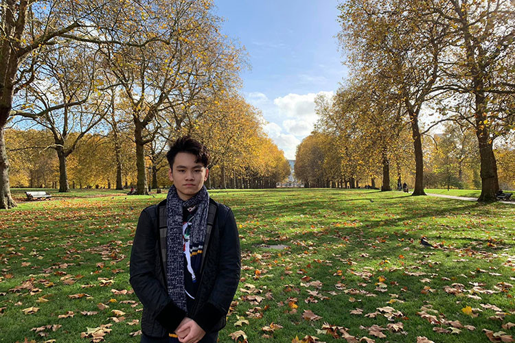 "Ba sống đến giờ gom được nhiêu đó, gửi con để dành đọc nhé. Mạnh mẽ và sống con trai. Thương và tin cậy", Chi Bảo viết.