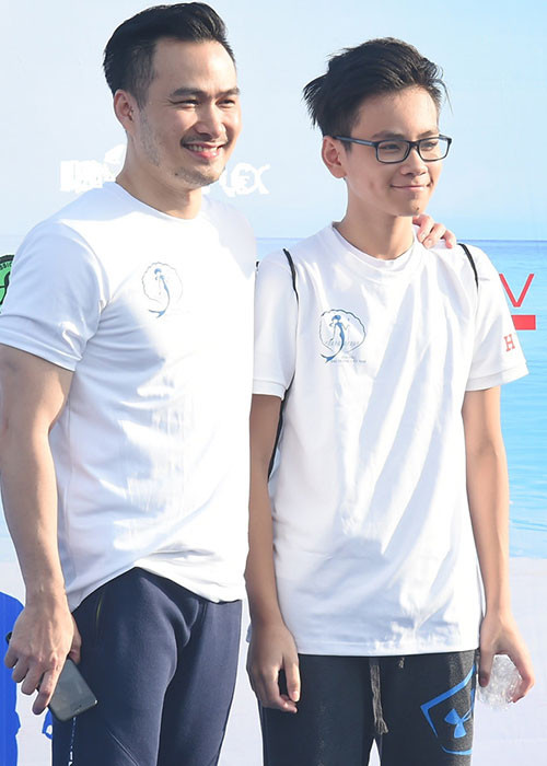 Con trai của Chi Bảo có chiều cao gần bằng bố và sở hữu vẻ ngoài khá điển trai. Ảnh: Zing