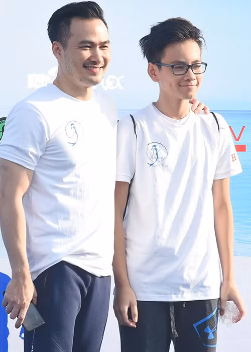 Con trai của Chi Bảo có chiều cao gần bằng bố và sở hữu vẻ ngoài khá điển trai. Ảnh: Zing