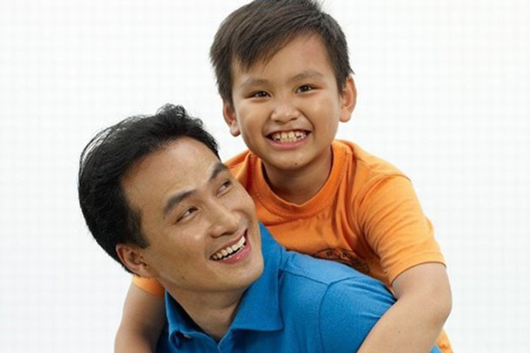 Hồi còn nhỏ, con trai của Chi Bảo từng tham gia đóng quảng cáo cùng bố. Tuy nhiên, lớn lên cậu nhóc hiếm khi lộ diện trước công chúng. Ảnh: Zing