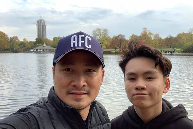 Những năm trở lại đây, Chi Bảo vướng nghi vấn hôn nhân với Hồng Loan tan vỡ nhưng anh chưa bao giờ lên tiếng về tin đồn này.