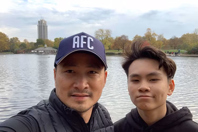 Những năm trở lại đây, Chi Bảo vướng nghi vấn hôn nhân với Hồng Loan tan vỡ nhưng anh chưa bao giờ lên tiếng về tin đồn này.