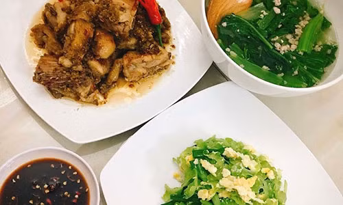 Co gai danh ca 'thanh xuan' thuc hien dam me nau nuong