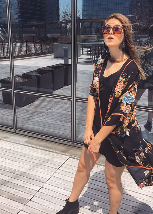 Đối thủ của Ngân Anh có vẻ đẹp ngọt ngào, trong sáng ở đời thường.