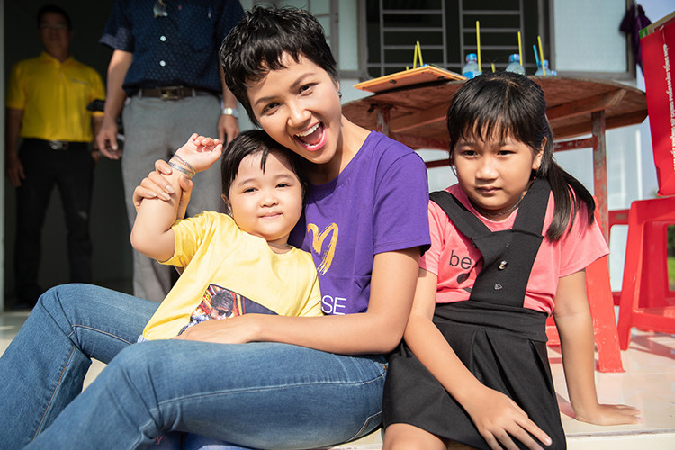 Mới đây, người đẹp dân tộc Ê-đê ước có "thuốc tăng lực mà làm việc được 24 giờ" vì quá nhiều việc phải làm.