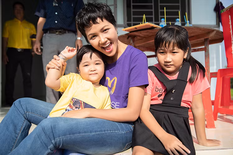 Mới đây, người đẹp dân tộc Ê-đê ước có "thuốc tăng lực mà làm việc được 24 giờ" vì quá nhiều việc phải làm.