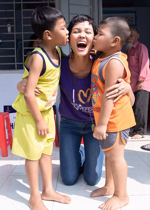 Nổi tiếng thân thiện, H'hen Niê được các em nhỏ vây quanh.