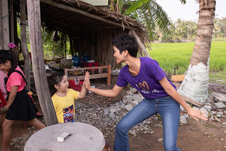 H'hen Niê luôn muốn truyền năng lượng tích cực đến những người xung quanh.