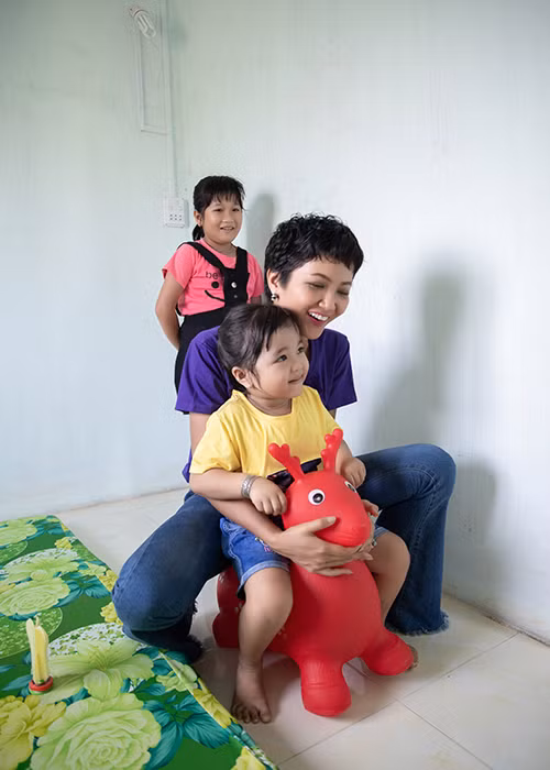 Dù lịch trình dày đặc nhưng H'hen Niê luôn giữ nụ cười trên môi trong các sự kiện.