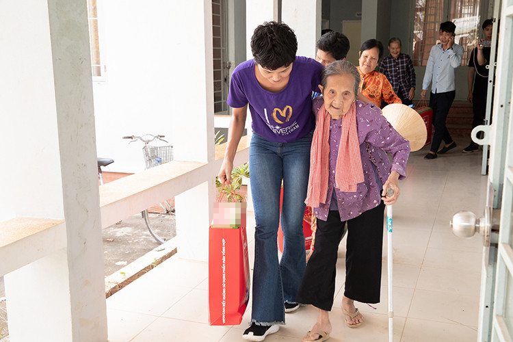 Khoảnh khắc người đẹp ân cần giúp một cụ già.