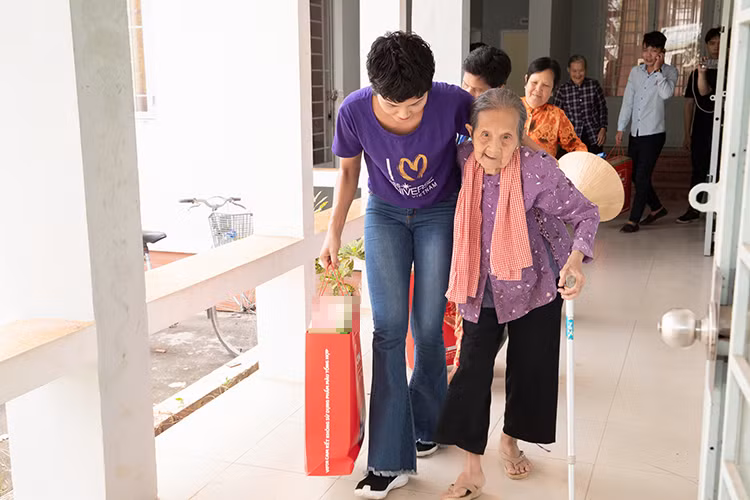 Khoảnh khắc người đẹp ân cần giúp một cụ già.