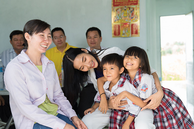 Đồng hành cùng H'hen Niê trong chuyến trao nhà, trao quà ở Long An mới đây là Á hậu Hoàng Thùy. Theo thông tin, bên cạnh 450 phần quà Tết, mỗi phần trị giá 800 ngàn đồng gồm nhu yếu phẩm cần thiết cho bà con, ê-kíp chuyến thiện nguyện còn bàn giao và trao 5 căn nhà tình thương cho các hộ dân nghèo, khó khăn.