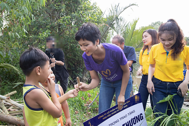 Top 5 Hoa hậu Hoàn vũ Thế giới 2018 còn được các em nhỏ tặng những quả me.