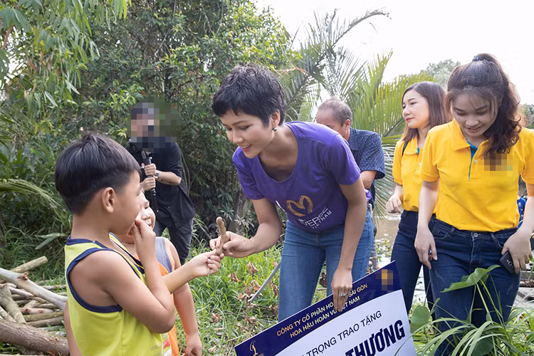 Top 5 Hoa hậu Hoàn vũ Thế giới 2018 còn được các em nhỏ tặng những quả me.