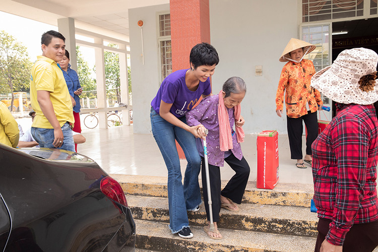 Hoa hậu H'hen Niê xứng đáng nhận được sự yêu mến của khán giả bởi sự thân thiện, chân thành.