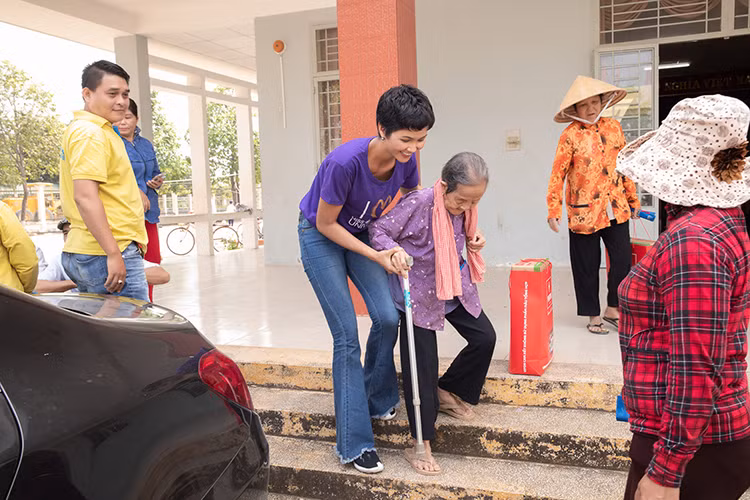 Hoa hậu H'hen Niê xứng đáng nhận được sự yêu mến của khán giả bởi sự thân thiện, chân thành.