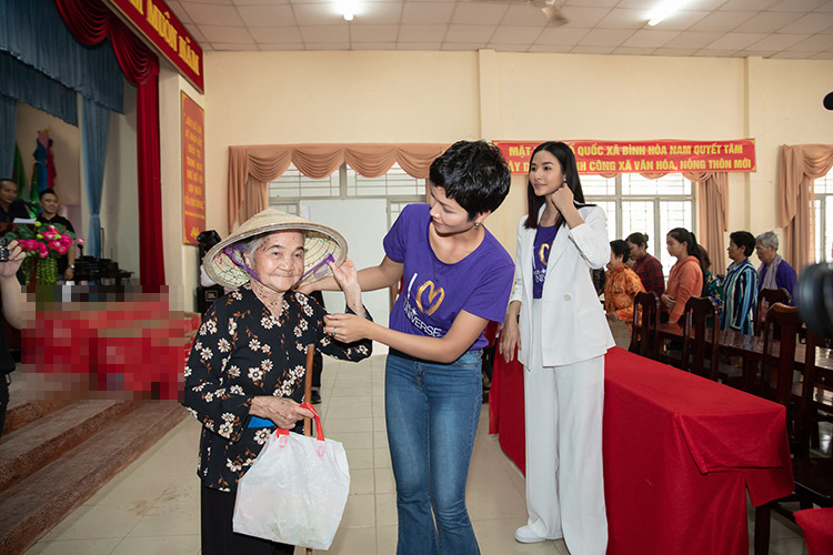 Trong chuyến trao quà ở Long An, H'hen Niê luôn quan tâm đến những người già.