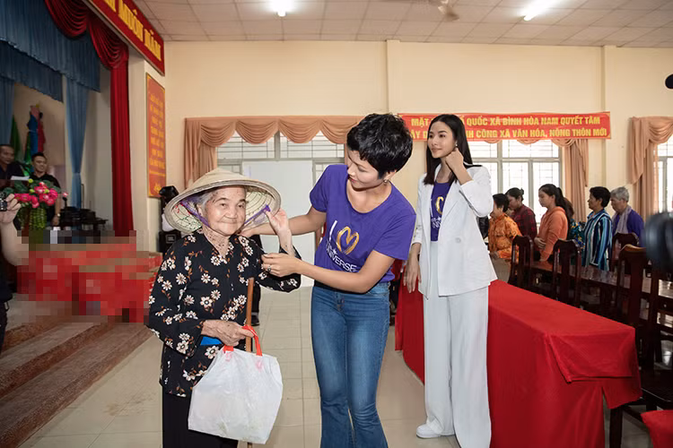 Trong chuyến trao quà ở Long An, H'hen Niê luôn quan tâm đến những người già.