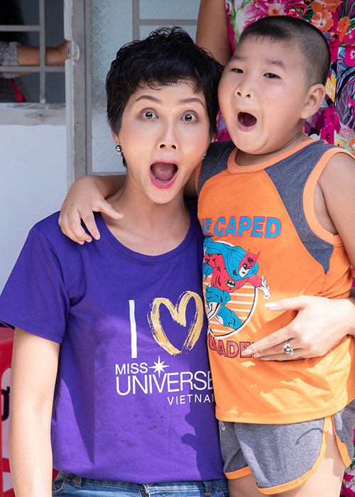 Khoảnh khắc người đẹp sinh năm 1992 tạo dáng nhí nhảnh bên một em nhỏ.