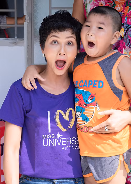 Khoảnh khắc người đẹp sinh năm 1992 tạo dáng nhí nhảnh bên một em nhỏ.