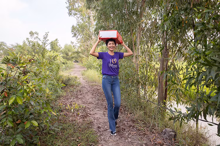 H’hen Nie dang yeu qua muc khi di trao qua Tet cho ba con