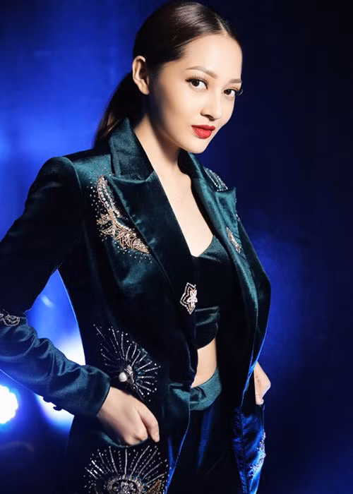 Giống Bảo Anh, nhiều sao Việt cũng rũ bỏ hình ảnh nữ tính thường thấy để khoác lên mình set đồ menswear thời trang, cá tính. Ảnh: Saostar