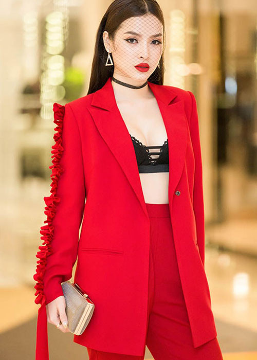 Kết hợp vest với nội y ren, Phương Trinh Jolie gợi cảm đến không ngờ. Ảnh: Khỏe và đẹp