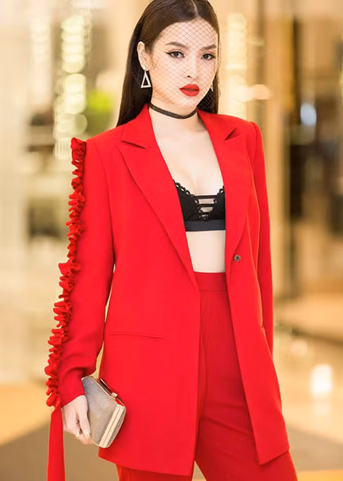 Kết hợp vest với nội y ren, Phương Trinh Jolie gợi cảm đến không ngờ. Ảnh: Khỏe và đẹp