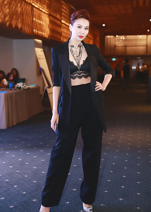 Là siêu mẫu, Thanh Hằng khoe triệt để đôi chân dài. Ảnh: Zing